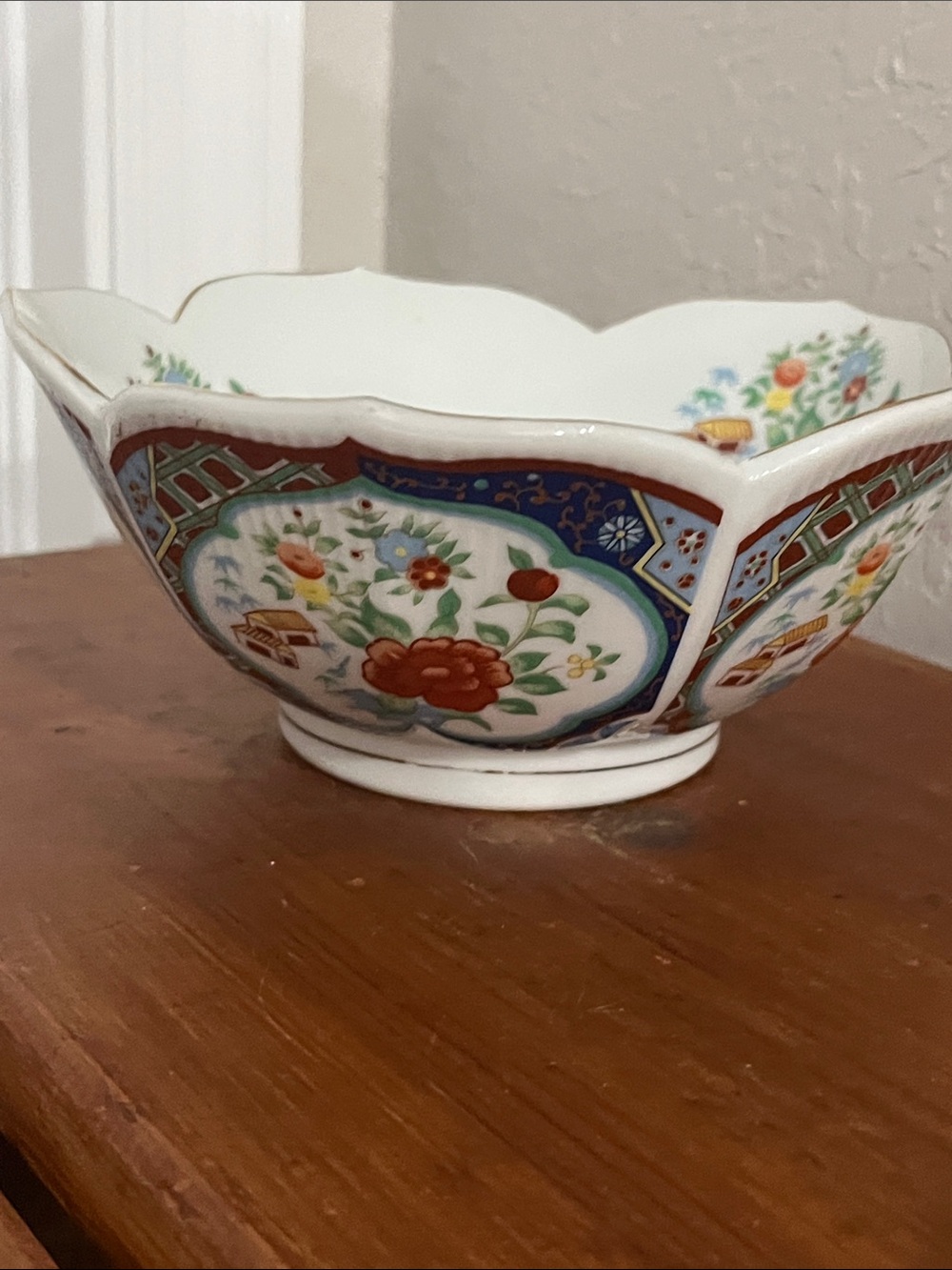 Vintage Hand-Painted Porcelain Imari Ware Scalloped Gold Accents Bowl Japan